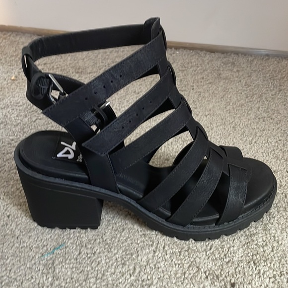 Dirty Laundry Sandals - Picture 4 of 7
